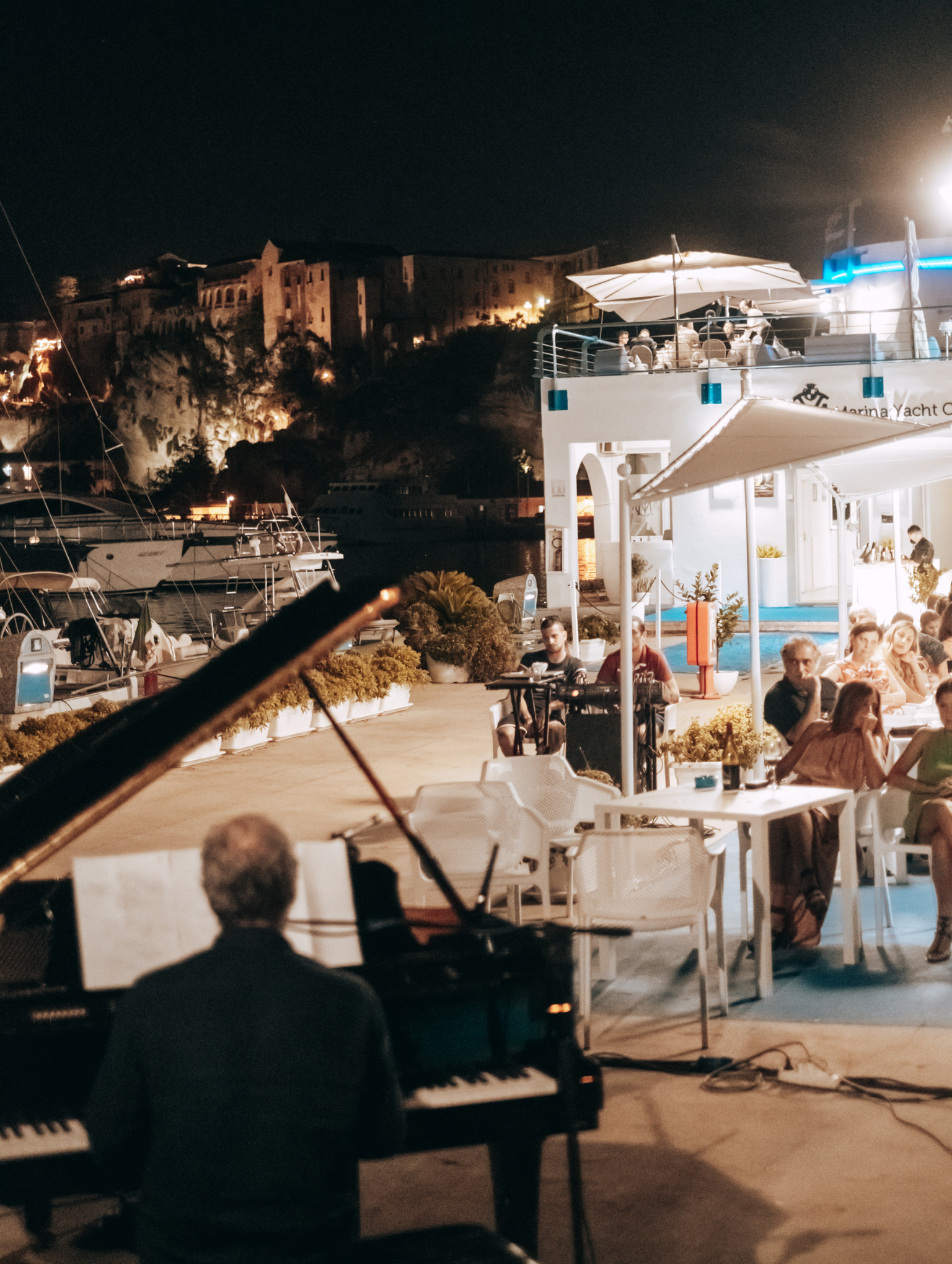 Evento musicale, con musicista che suona il piano presso Marina Yacht club