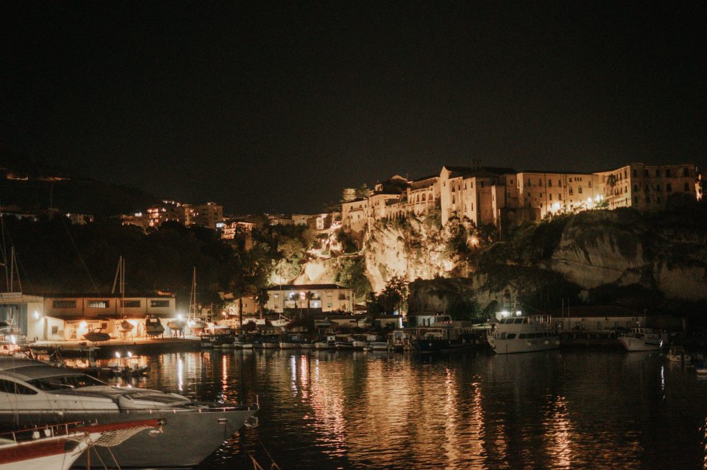 Vista serale su Tropea e il suo porto dal Marina Yacht Club