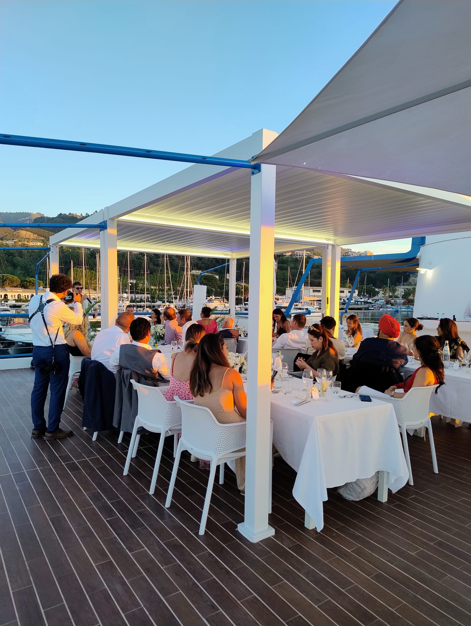 Tavoli con clienti durante un matrimonio al Marina Yacht Club