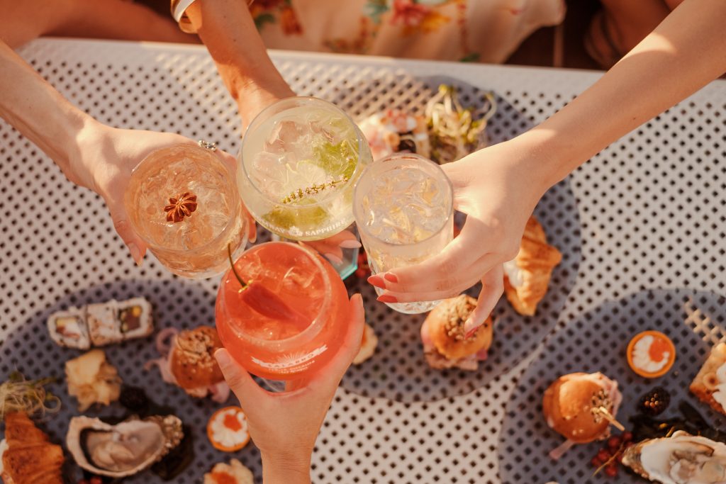 Selezione di Cocktail con aperitivo in secondo piano