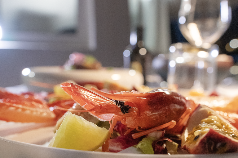 Selezione di pesce crudo del Marina Yacht Club con frutti di mare