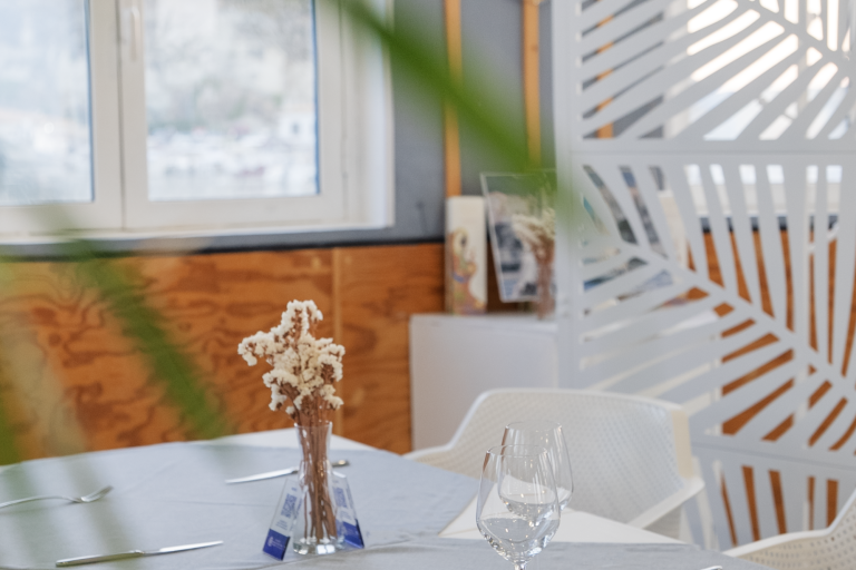 Dettaglio di un tavolo apparecchiato all’interno del ristorante Marina Yacht Club Tropea